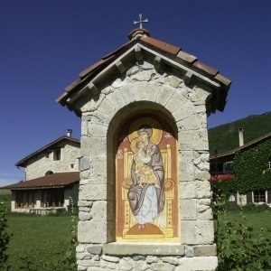 La fresque de la Mère de Dieu à l'entrée de l'Atelier - un Lieu… sur le chemin des moines, dans une vieille bâtisse, ancienne dépendance de la Chartreuse du Val Sainte Marie