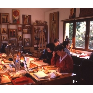 Cours à l'Atelier - un Lieu… où dans le silence, on apprend à peindre l'Icône, non de manière simplement picturale, mais surtout avec son langage intérieur symbolique et théologique