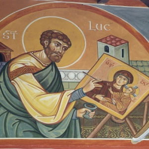 Fresques Atelier - St Luc peignant une icône de la Mère de Dieu. Un détail de la fresque qui couvre le mur d'entrée de l'Atelier.