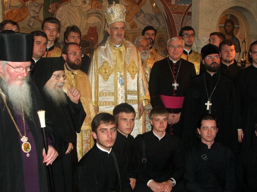 le Métropolite entouré de Mgr Christophe Lagleize, de Père Nicolas, de Père Roman, de Père Sylvestre, de Père Placide, de Mgr Paul et du chœur de l'Académie de Kiev